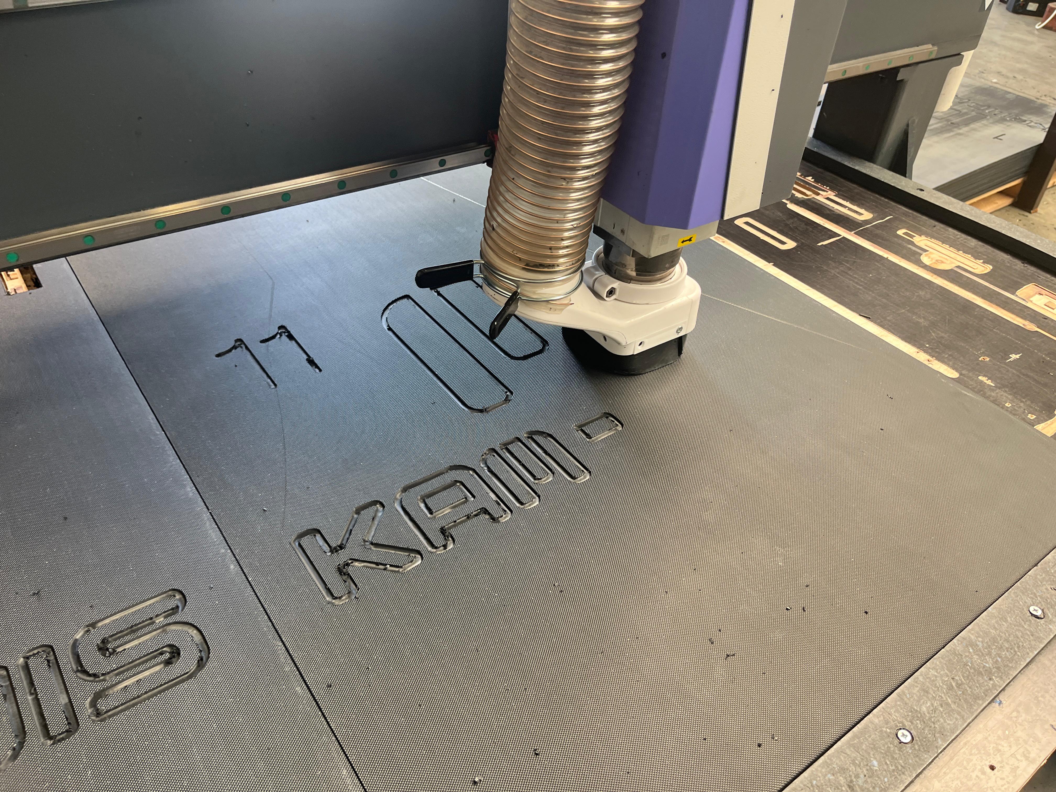 Hoe kunststof rijplaten graveren? Voordelen en tips