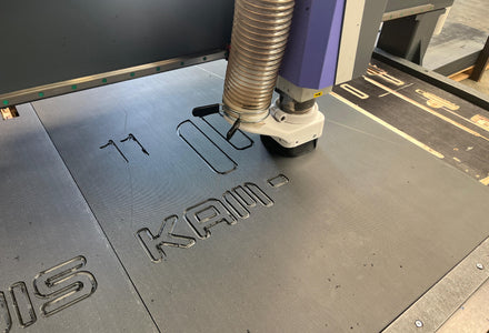 Hoe kunststof rijplaten graveren? Voordelen en tips
